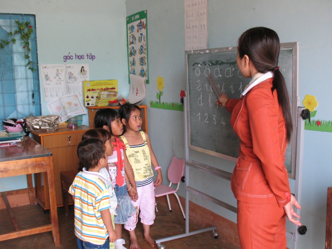 giờ dạy học làm quen Tiếng Việt ở điểm lớp mẫu giáo buôn Tara xã Hòa Đông huyện Krông Pak