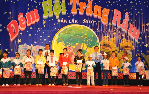 Các bác lãnh đạo tỉnh trao học bổng cho những bạn vượt khó học giỏi