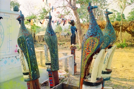 Tượng nhà mồ ở Buôn Đôn.