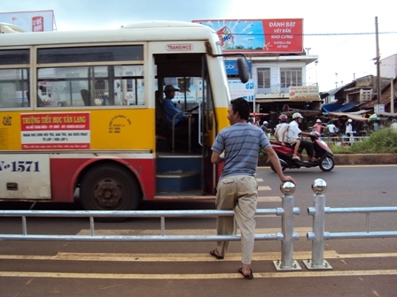 Người đi bộ "trèo" qua dải phân cách và rào chắn cố định để qua đường, mặc cho các phương tiện đang lưu thông với tốc độ cao.