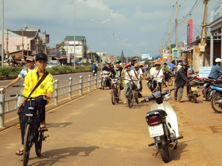 Hàng chục xe đạp của học sinh dàn hàng ngang đi ngược chiều.