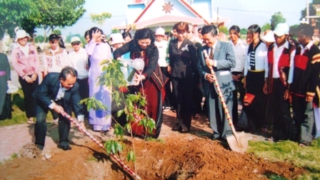 Đồng chí Tòng Thị Phóng, Bí thư Trung ương Đảng, Phó Chủ tịch Quốc hội và các đại biểu trồng cây lưu niệm khi đến thăm Trường THPT Dân tộc nội trú N'Trang Lơng.