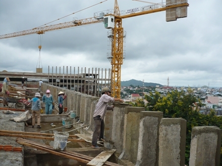 Công nhân đang thi công tại công trình xây dựng Bảo tàng Dak Lak.