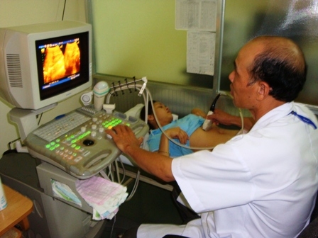 Bác sĩ Phòng khám Đa khoa Vạn An đang thực hiện kỹ thuật siêu âm 4 chiều.