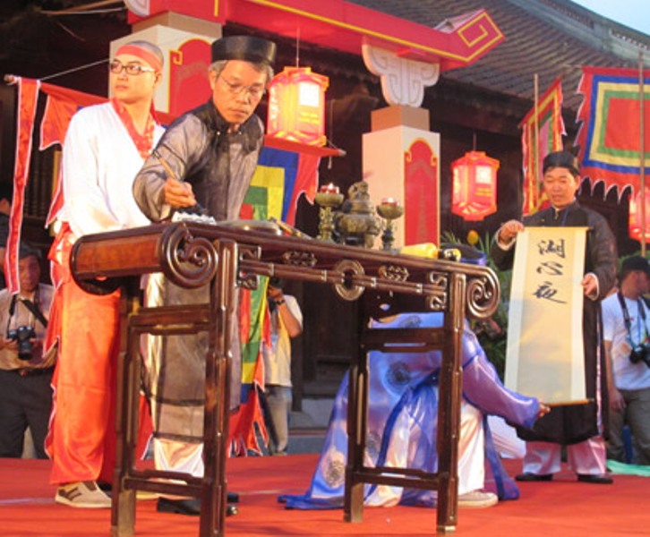 Thi viết câu đối