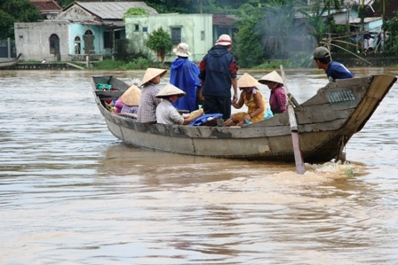 Người dân Thừa - Thiên Huế phải dùng thuyền làm phương tiện đi lại