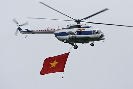 Trực thăng mang cờ Tổ quốc mừng Thăng Long - Hà Nội tròn 1000 năm tuổi