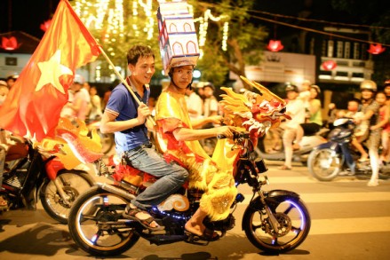 Ảnh người dân Hà Nội mừng Đại lễ đăng trên AFP