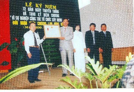 Ban Tổ chức Tỉnh ủy đón nhận Huân chương Lao động hạng Nhất nhân dịp kỷ niệm 72 năm ngày truyền thống của ngành (14-10-2002). (Ảnh: T.L_