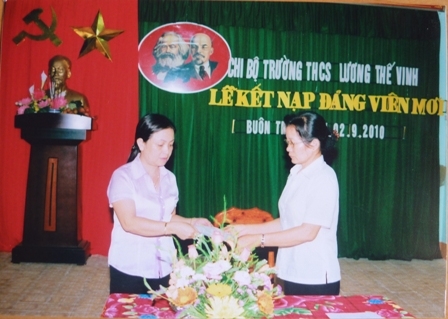 Trao Quyết định kết nạp đảng viên mới tại Chi bộ Trường THCS Lương Thế Vinh (Krông Ana)
