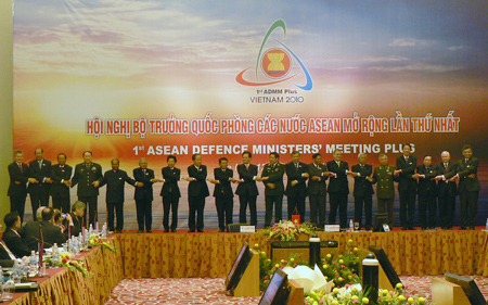 Thủ tướng Nguyễn Tấn Dũng (giữa) cùng các vị Bộ trưởng Bộ Quốc phòng và đại diện Bộ trưởng Bộ Quốc phòng tham dự hội nghị ADMM+ lần thứ nhất
