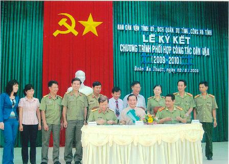 Lễ ký kết chương trình phối hợp công tác dân vận (2009-2010) giữa Ban Dân vận Tỉnh ủy với Bộ Chỉ huy Quân sự tỉnh và công an tỉnh. (Ảnh: H.A)