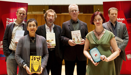 Nhà văn Howard Jacobson (thứ 3 từ trái sang) cùng các tác giả lọt vào vòng chung khảo giải Man Booker 2010. Ảnh: AFP