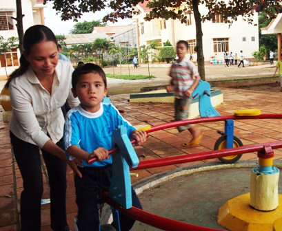 Cô Hoa đang hướng dẫn trẻ vui chơi