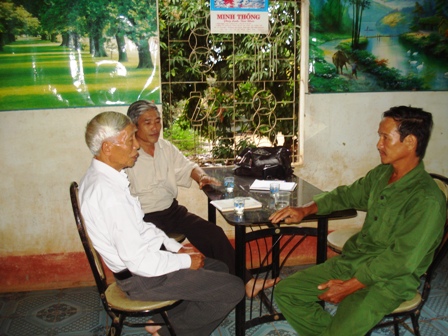 Anh Tương (bên phải) chia sẻ hoàn cảnh gia đình với các thành viên trong ban vận động khuyến học của Hội Người cao tuổi Ea Na.