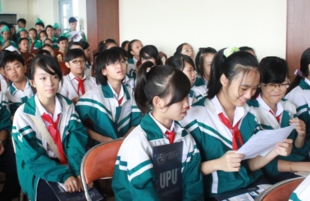 Đông đảo học sinh các trường THCS trên địa bàn TP. Buôn Ma Thuột tham dự buổi lễ phát động cuộc thi viết thư quốc tế UPU lần thứ 40