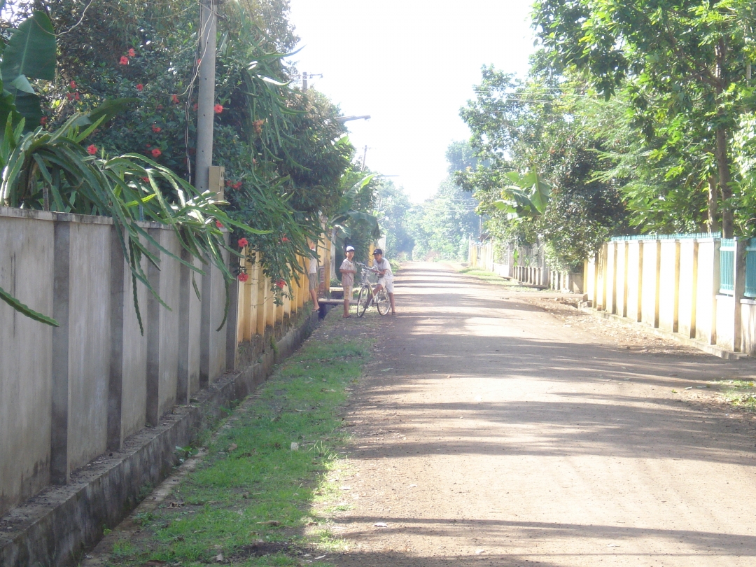 Những con đường trong thôn, buôn cũng sạch đẹp.