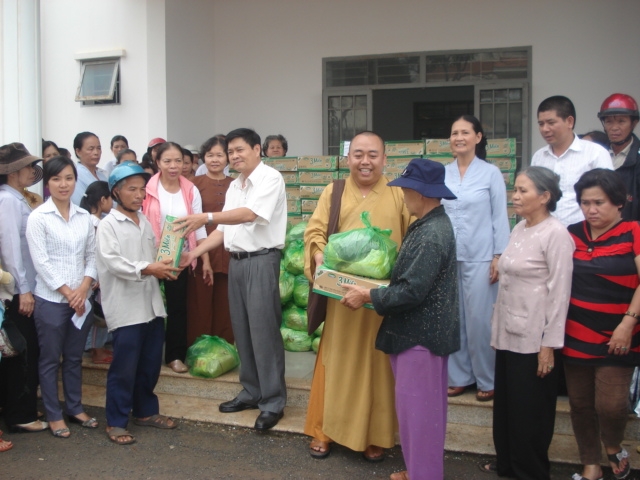 Hội Chữ Thập đỏ tỉnh phối hợp với các mạnh thường quân trao 100 suất quà cho bệnh nhân đang điều trị tại Bệnh viện Lao và bệnh Phổi, các hộ nghèo tại phường Thành Nhất, trị giá khoảng 12 triệu đồng nhân dịp lễ tổng kết.