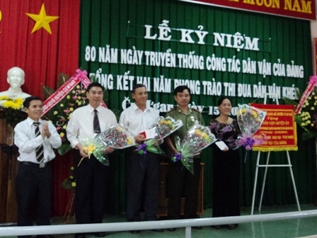 Trao kỷ niệm chương Vì sự nghiệp dân vận của Đảng.
