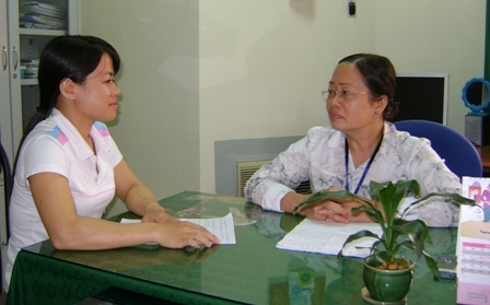 Bác sĩ Phạm Thị Hương (người bên phải) trả lời phỏng vấn của phóng viên.