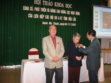 Trao Kỷ niệm chương “Vì sự nghiệp khoa học” tặng các cá nhân có nhiều đóng góp trong sự nghiệp KH-KT của tỉnh.