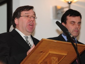 Thủ tướng Ireland Brian Cowen ngày 22-11 tuyên bố sẵn sàng tiến hành tổng tuyển cử trước thời hạn nếu Quốc hội nước này thông qua Dự thảo Ngân sách năm 2011 do Chính phủ đệ trình. Phát biểu tại cuộc họp báo ở Dublin, Ireland, người đứng đầu Chính phủ Ireland nói rõ ông có ý định ban hành một sắc lệnh trong dịp Năm Mới về giải tán Quốc hội sau khi chính phủ hoàn tất Dự thảo Ngân sách năm 2011. Dự kiến quá trình này sẽ kéo dài vài tuần nữa.