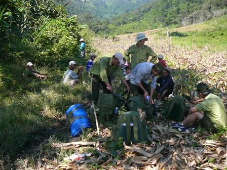 Chuẩn bị cho một chuyến đi rừng 5-7 ngày với đầy đủ “lương khô”  được mỗi người tự gói gém vào trong một ba lô