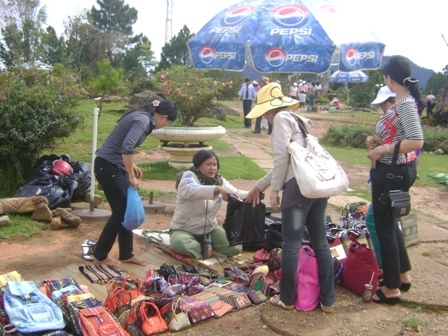 Khách du lịch đang mua quà lưu niệm trên đỉnh Lang Biang.