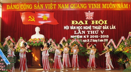 Tiết mục văn nghệ của các em thiếu nhi chào mừng Đại hội.