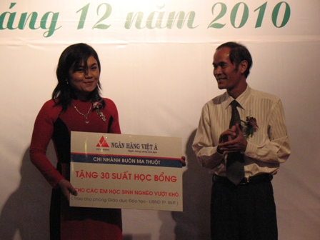 trao tặng học bổng