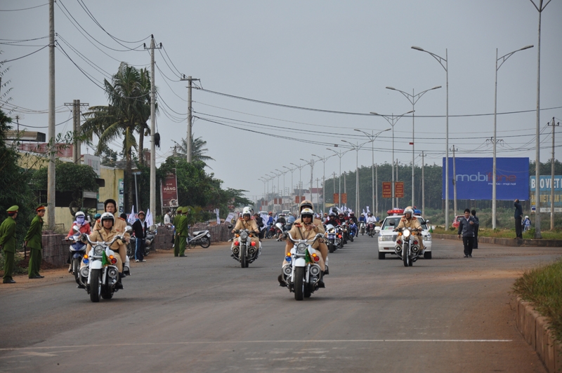 Đoàn đua diễu hành trên đường phố Buôn Ma Thuột