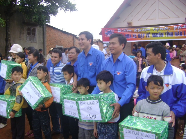 Tặng quà cho học sinh nghèo hiếu học