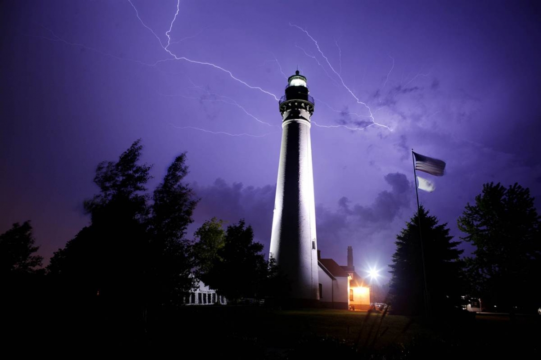 Ngọn Hải đăng Wind Point, trên Hồ Michigan đang hứng chịu cơn thịnh nộ của “lôi công” khi một cơn bão tràn qua Wisconsin (Mỹ), ngày 18-8-2005.  (Getty Images)