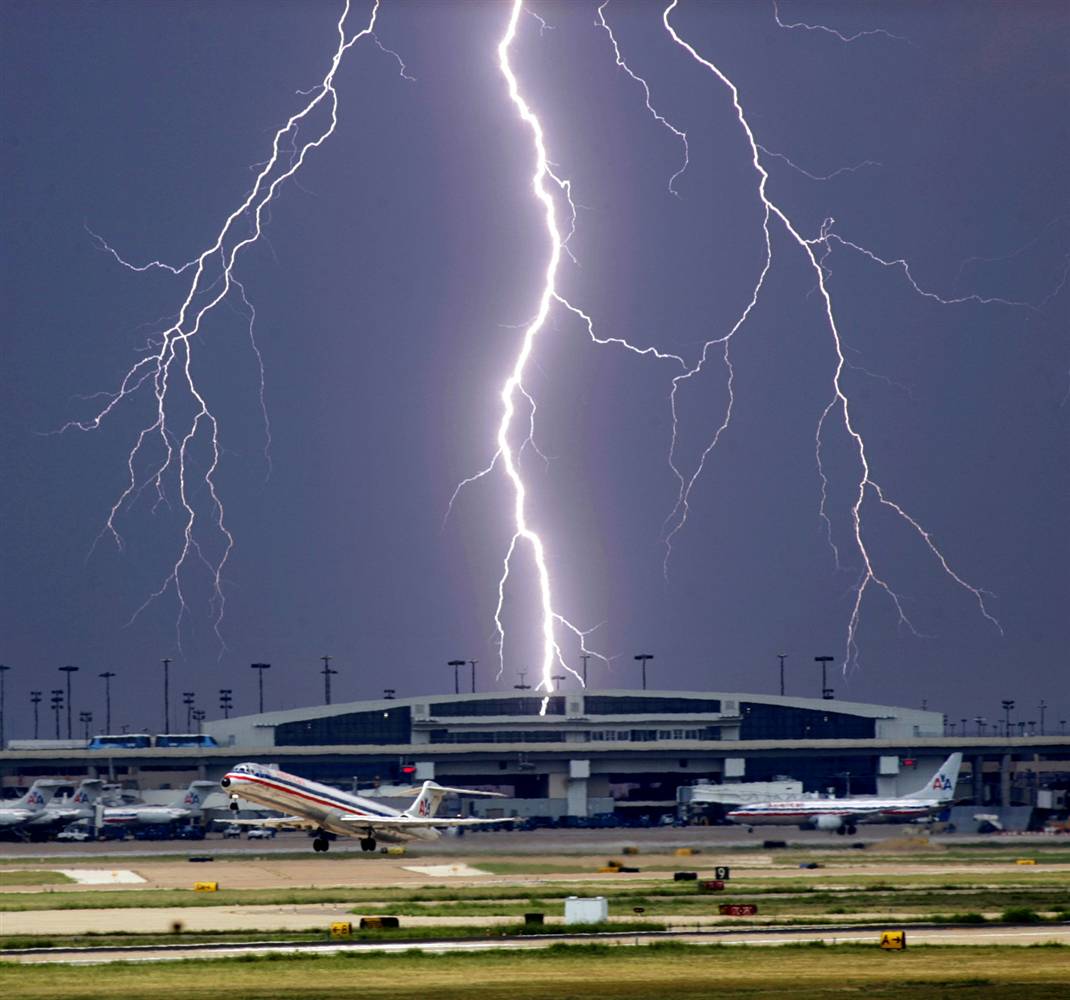 Một tia sét đánh gần Terminal D là một máy bay phản lực American Airlines cất cánh từ Dallas / Fort Worth Sân bay quốc tế ngày 11 tháng 9 năm 2006. AP