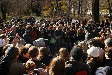 Hàng trăm fan Mỹ tụ tập tại khu tưởng niệm Strawberry Fields trong công viên Trung tâm của New York (Mỹ)