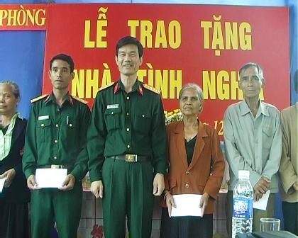Đại tá Nguyễn Việt Dĩnh - Cục phó Cục chính sách Quân đoàn 3 trao Quyết định cùng chìa khóa 2 ngôi nhà tình nghĩa cho 2 hộ chính sách ở xã Ea H'leo, huyện Ea H'leo.