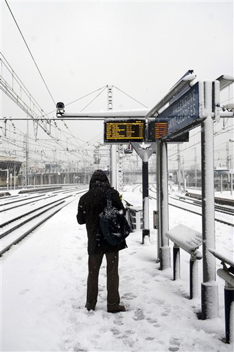 Một người đàn ông đứng chờ tàu ở ga ngoại ô Paris. Tuyết rơi khiến sân bay Charles de Gaulle-Roissy ở Paris buộc phải đóng cửa hôm 8/12.