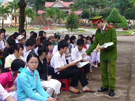 Cán bộ, chiến sĩ CA TP. Buôn Ma Thuột tuyên truyền pháp luật tại Trường THPT Hồng Đức.