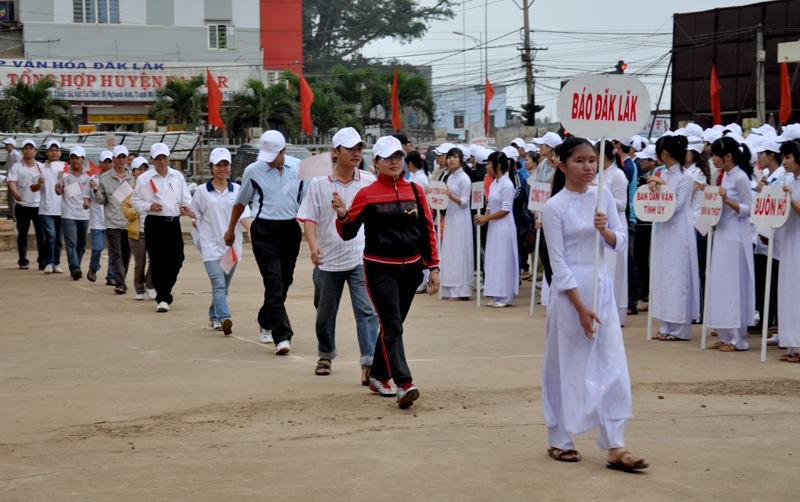 Các đoàn VĐV diễu hành qua lễ đài