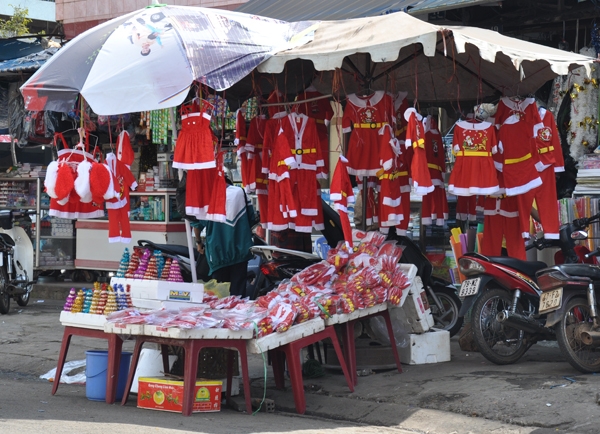 Những bộ quần áo "Ông già Noel" dành cho trẻ em cũng đã được bày bán