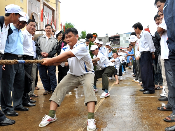 Trận chung kết môn kéo co giữa Ban Dân vận Tỉnh ủy và Huyện ủy Krông Năng là nội dung thi đấu cuối cùng của Hội thao