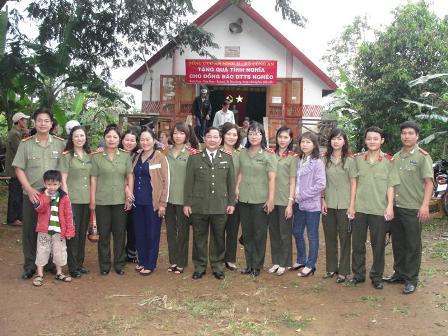 Đoàn cán bộ Hội Phụ nữ Tổng cục An ninh 2 tặng quà cho đồng bào DTTS ở huyện Krông Pak.