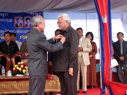 Chính phủ Campuchia đã tặng Huy chương Vàng và bằng khen cho Công ty Cao su Dak Lak.