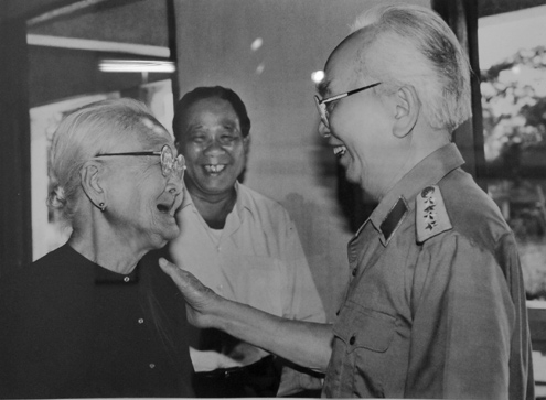 Đại tướng và bà mẹ Việt Nam anh hùng Võ Thị Hồi (1996)