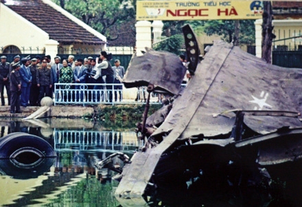 Tại làng Ngọc Hà, bên hồ Ngọc Tiệp với xác chiếc máy bay Mỹ bị bắn rơi