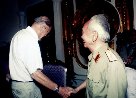 Cái bắt tay xóa tan mọi thù địch giữa đại tướng và cựu Bộ trưởng Quốc phòng Mỹ McNamara năm 1997