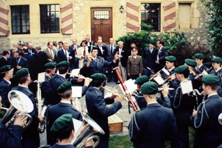 Đại tướng Võ Nguyên Giáp lắng nghe các giai điệu do các binh lính tại Thụy Sỹ thể hiện