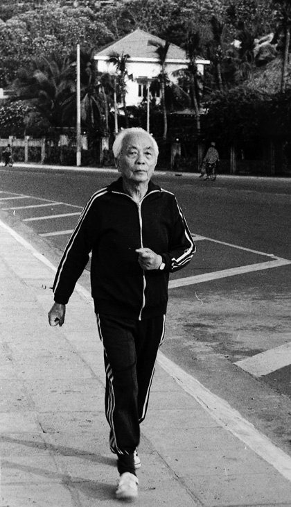Đại tướng Võ Nguyên Giáp tập thể dục buối sáng tại quảng trường Ba Đình