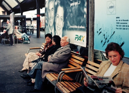 Đại tướng ngồi chờ tàu ở ga Geneva (Thụy Sĩ) như nhiều hành khách khác để đến Zurich (21/9/1996)