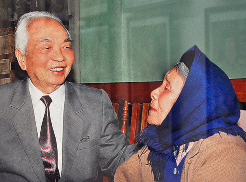Đại tướng thăm hỏi sức khỏe bà Nguyễn Thị Vĩnh, gia đình có công với cách mạng (thọ 108 tuổi) ở Trị Đường Mê Linh, phường Bảo Sơn, Vĩnh Yên (Vĩnh Phúc) năm 1996.